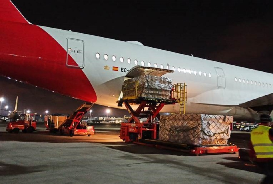El Corredor Aéreo Sanitario trae en su séptimo envío 800.000 mascarillas y 500.000 guantes de protección
